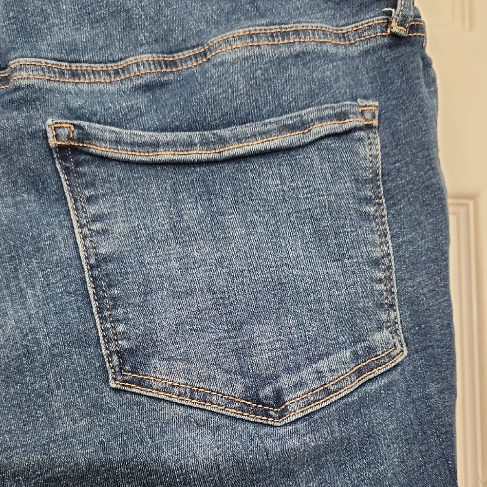 Old Navy Distressed Cropped Jeans in Dark Blue - Picture 10 of 13